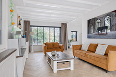 Moderne woonkamer met oranje accenten.png